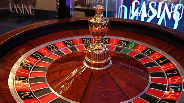 hokiwin apk platform interface showing live-dealer tables and sports markets